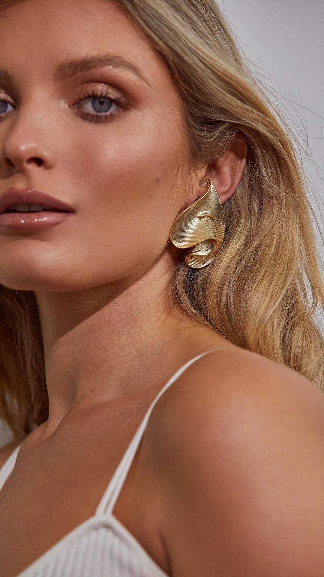 Kitte Centrefold Earrings - Gold